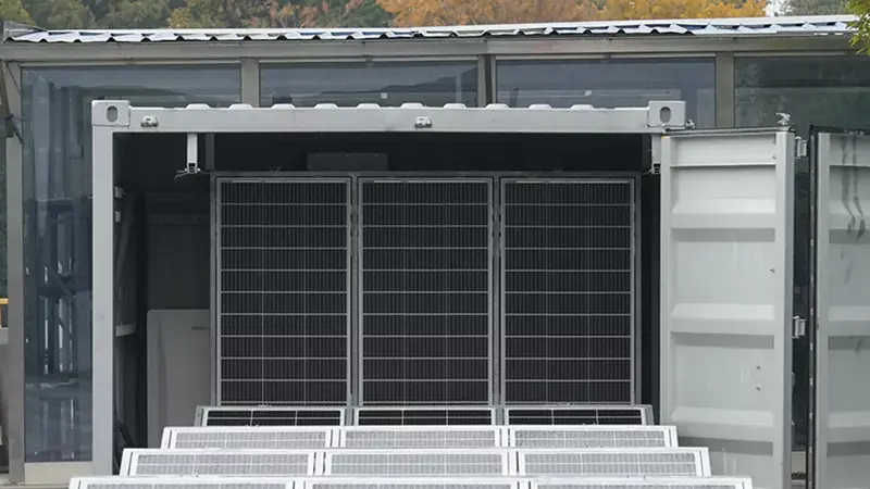 Solar container — integrated solar panel container and storage